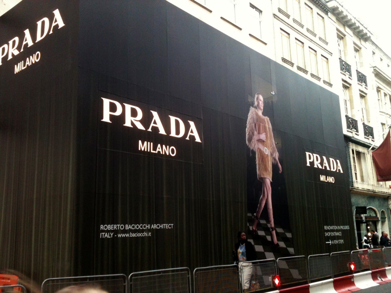 Прада сеансы. Prada на Тверской. Prada магазин в Турции фото. Кто не в Прада тот.